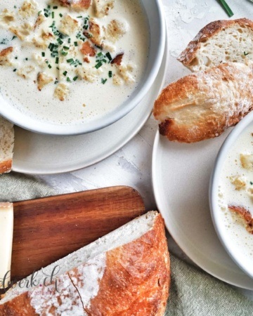 Kappeler Milchsuppe in Schalen mit Brot und Käse