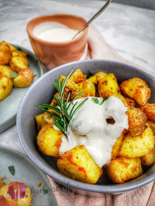 Herrlich knsuprige Knoblauch Parmesan Kartoffeln mit Suaerrahm Dip