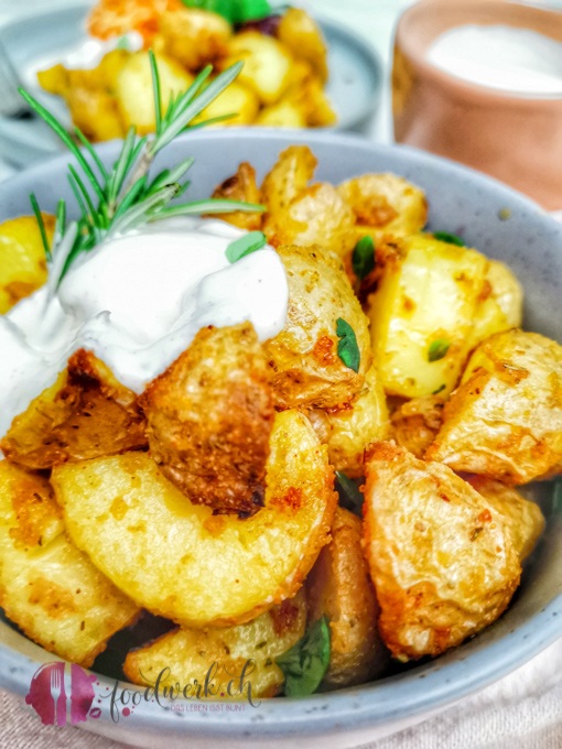 Knusperkartoffeln nah mit Sour Cream Dip