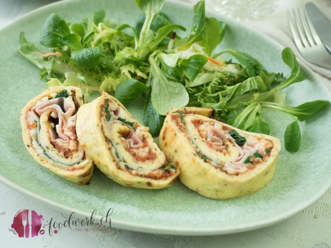 Low Carb Pizzarolle geschnitten mit Salat