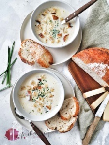 Milchsuppe mit Käse und Brot