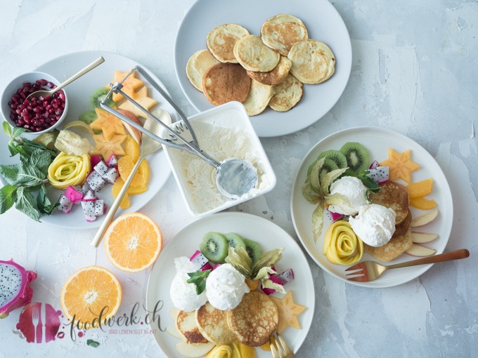 Pancakes mit Kokosmehl und Frischen Früchten mit Eis