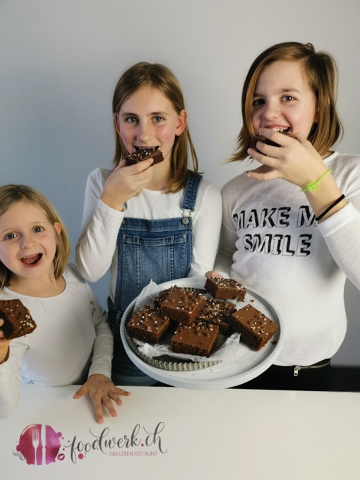 Schokoblechkuchen degustieren