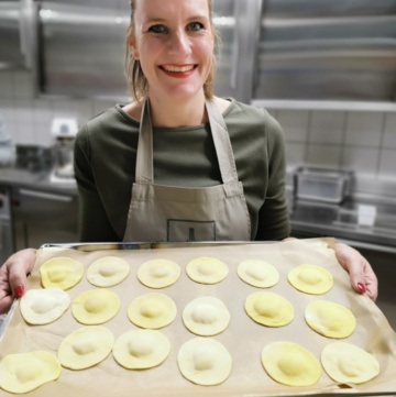 Caro mit einem Blech voll Ravioli