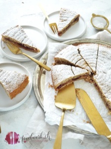 Falsche Linzertorte auf Teller angeschnitten