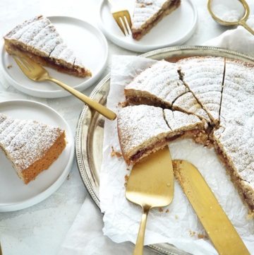 Falsche Linzertorte auf Teller angeschnitten