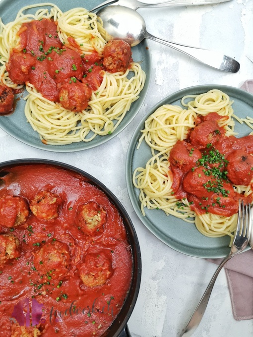 Vegane Polpette aus Haferflocken mit Tomatensauce und Pasta