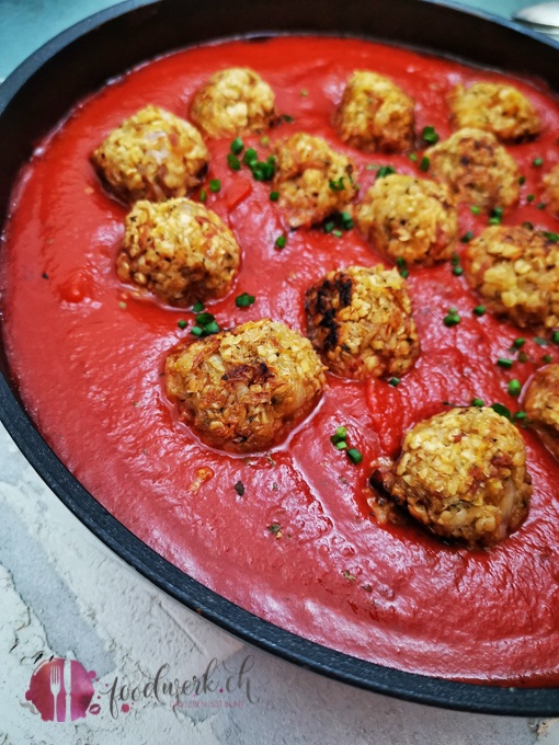 Vegane Haferflocken Polpette in Tomatensauce