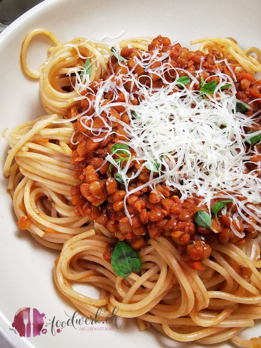 Linsenbolognese auf Dinkel Spaghetti mit frischem Basilikum