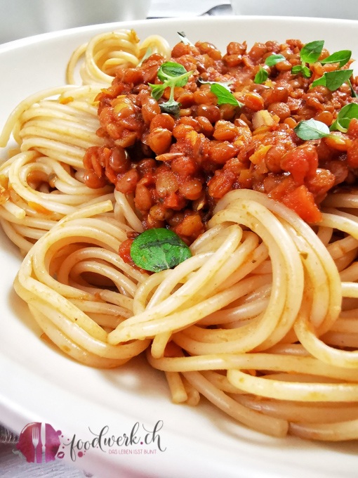 Linsenbologniase mit Spaghetti nah