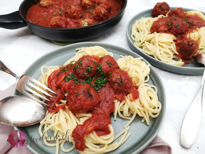 Portion Spaghetti mit Haferflocken Polpette