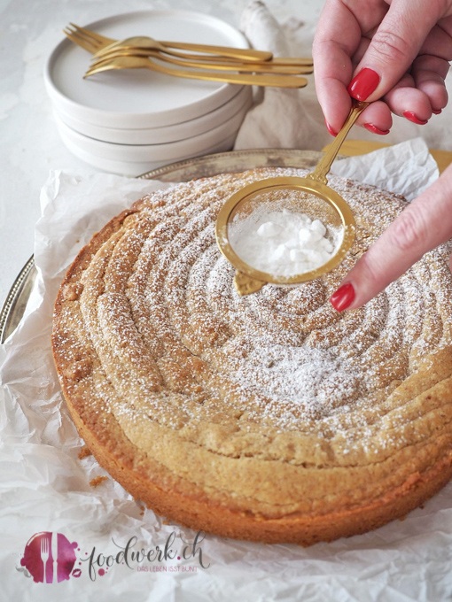 Puderzucker auf die falsche Linzertorte