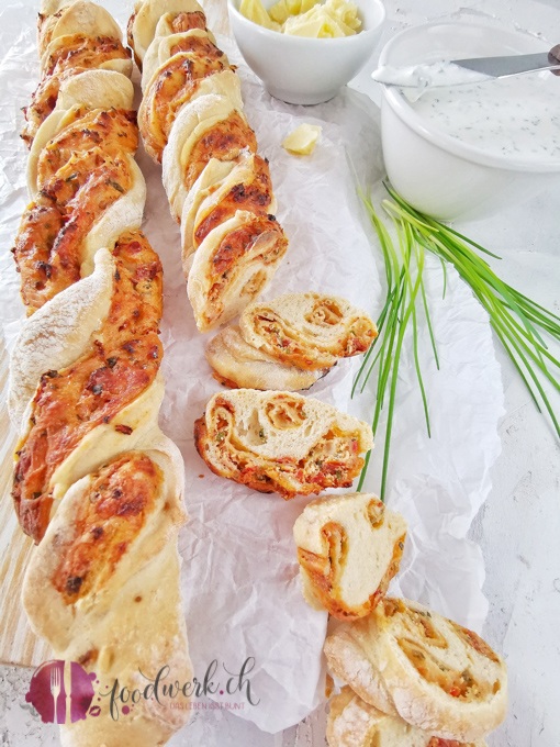 Herrlich knuspriges Apero Twist Brot mit Schnittlauch, Frischkäse und getrockneten Tomaten
