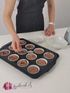 Liv drückt die Schokobons in die Muffins