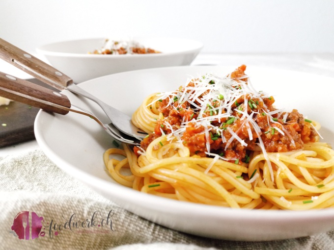 Spaghetti Sbrinzeregg im Teller. Am liebsten möchte ich direkt die Gabel packen und mir eine Portion der Spaghetti gönnen