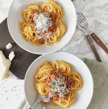 Teller mit Spaghetti Sbrinzeregg