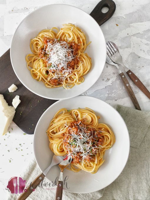 Teller mit Spaghetti Sbrinzeregg