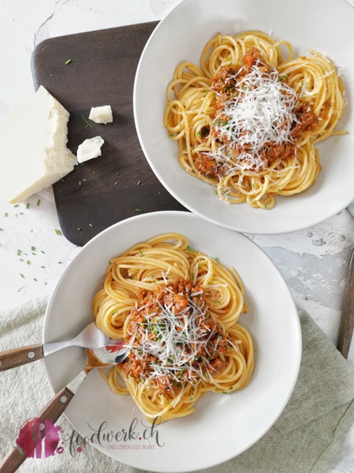 Zwei Portionen Spaghetti Sbrinzeregg mit geriebenem Sbrinz on Top
