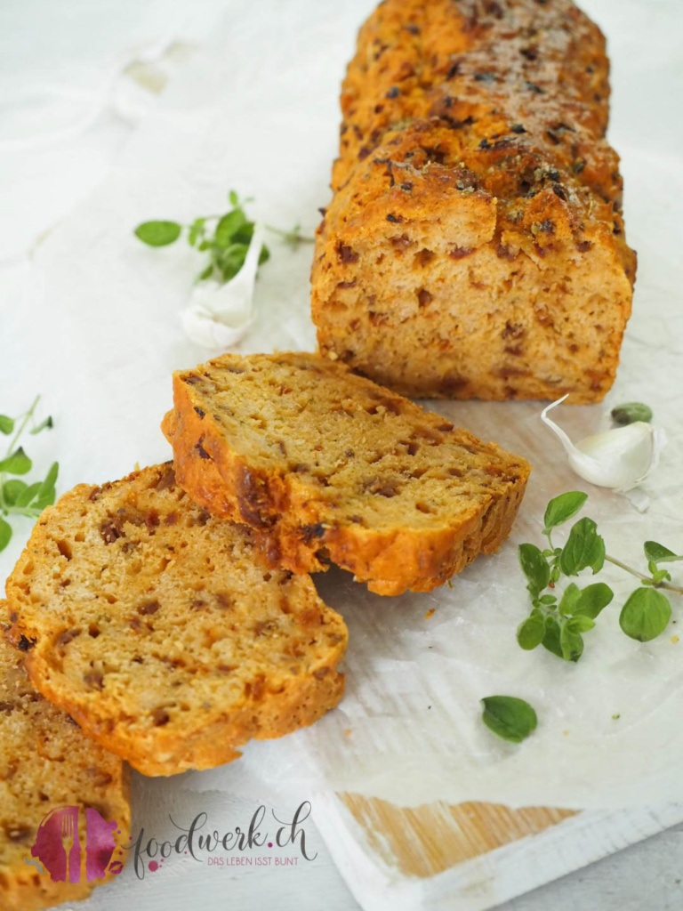 Tomatenbrot mit Oregano und Knoblauch und nur mit Backpulver