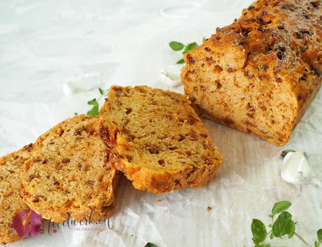 Würziges Tomatenbrot mit Oregano und Knoblauch
