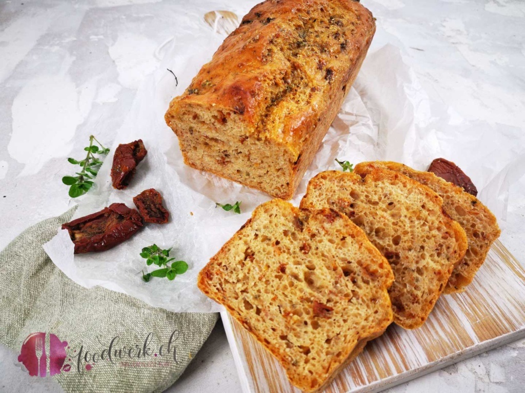 Tomatenbrot mit Oregano und Knoblauch