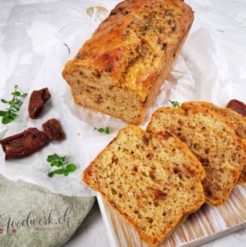 Tomatenbrot mit Oregano und Knoblauch mit Hefe