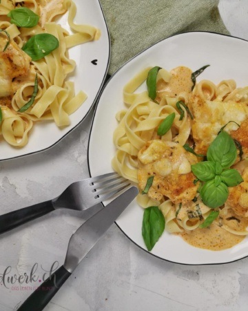 Hähnchen al forno Titelbild mit zwei Tellern und Teigwaren