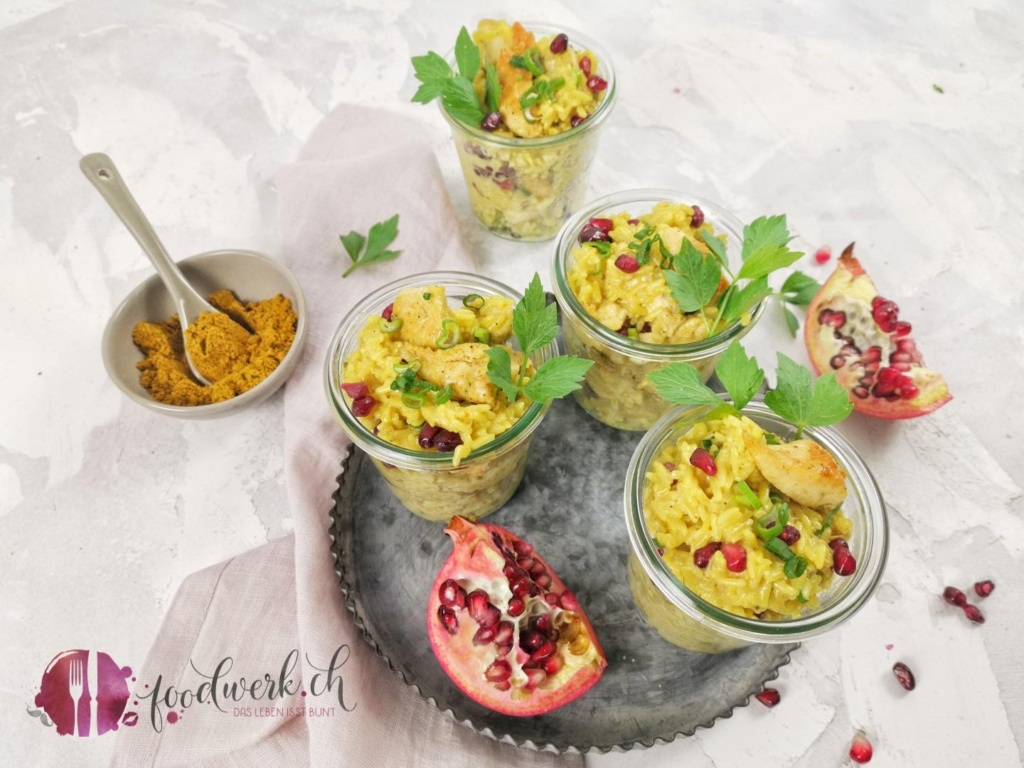 Curry Reissalat mit Granatapfelkernen im Glas, ideal zum Picknick