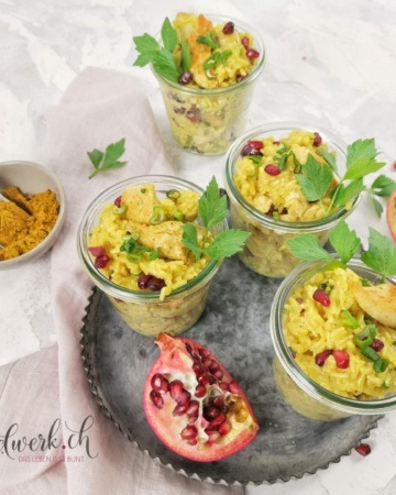Curry Reissalat mit Granatapfelkernen im Glas, ideal zum Picknick