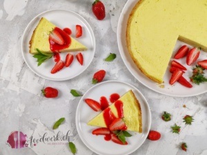 Quarktarte von oben mit Erdbeeren und Erdbeersauce