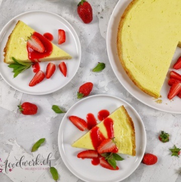 Quarktarte von oben mit Erdbeeren und Erdbeersauce