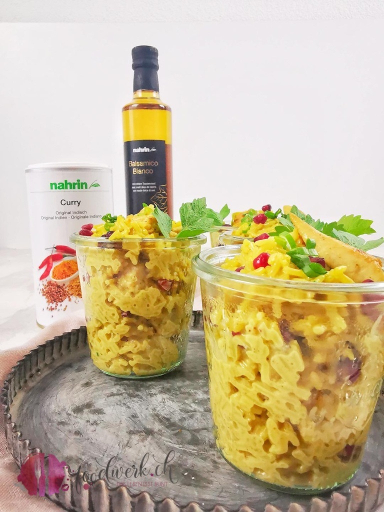 Reissalat mit Curry im Glas mit Proukten von Nahrin