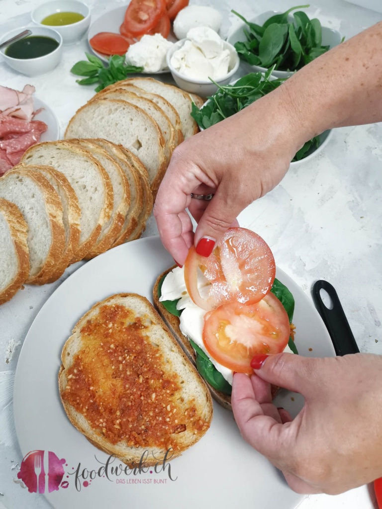 Grill Sandwich mit Zutaten füllen