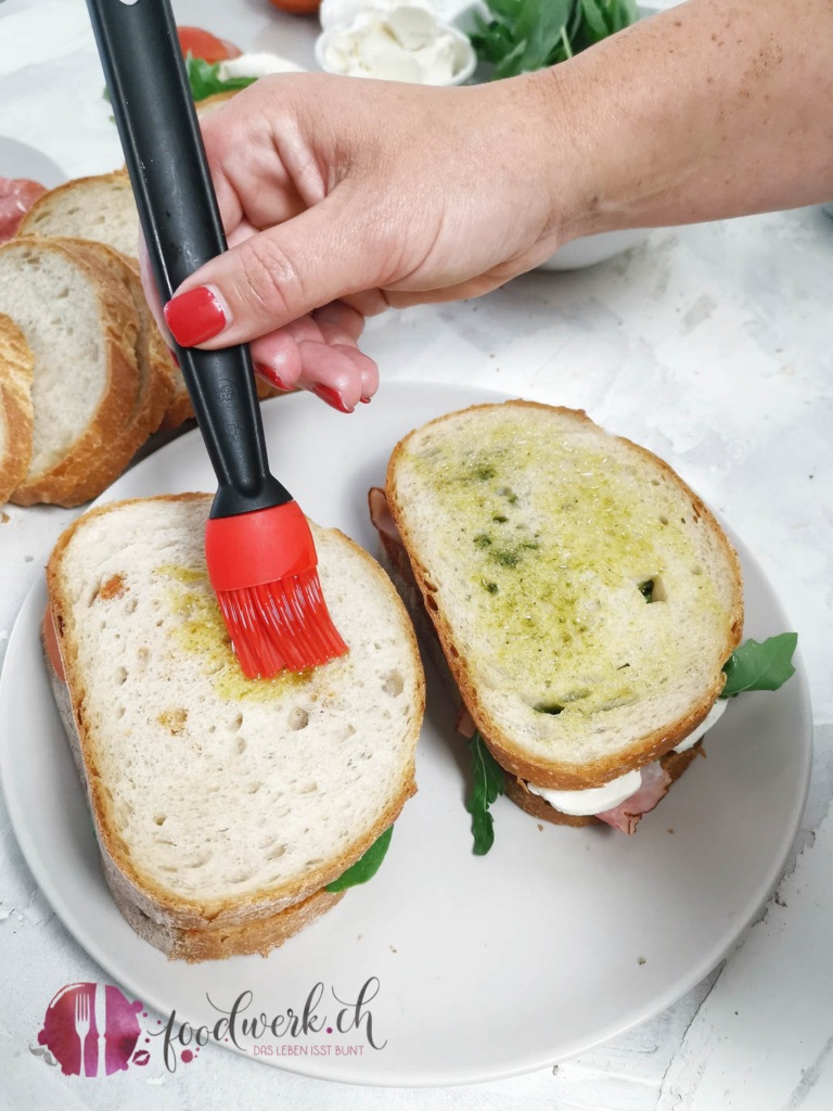 Grill Sandwich mit Olivenöl bepinseln
