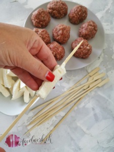 MOzzarella für die Hackfleischspiesse aufstecken