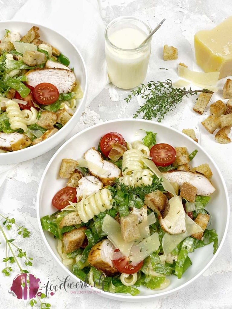 Salat Caesar Art mit Pasta in der Bowle mit knsuprigen Croutons und Sbrinz Scheiben