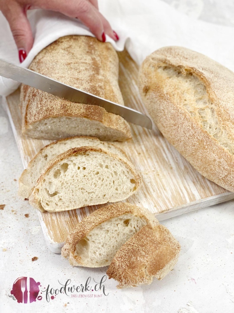 Selbstegbackenes Ciabatta wird angeschnitten