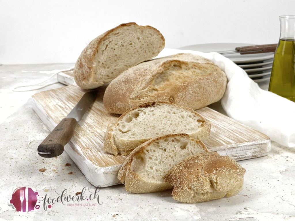 Ciabatta Brot selbst gebacken und Olivenöl