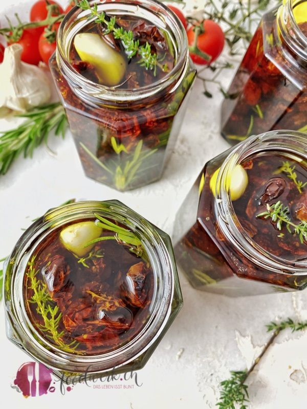 Glas mit getrockneten Tomaten und Knoblauch