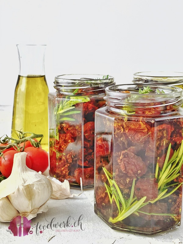 Gläser mit getrockneten Tomaten zum schliessen bereit