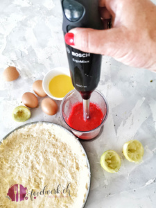 Himbeeren mit Pürierstab pürieren