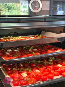 Tomaten auf Backblech im Ofen