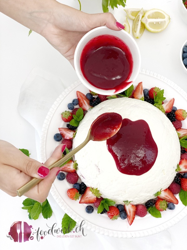 Beeren-Tiramisu Kuppeltorte mit Beerensauce bedecken