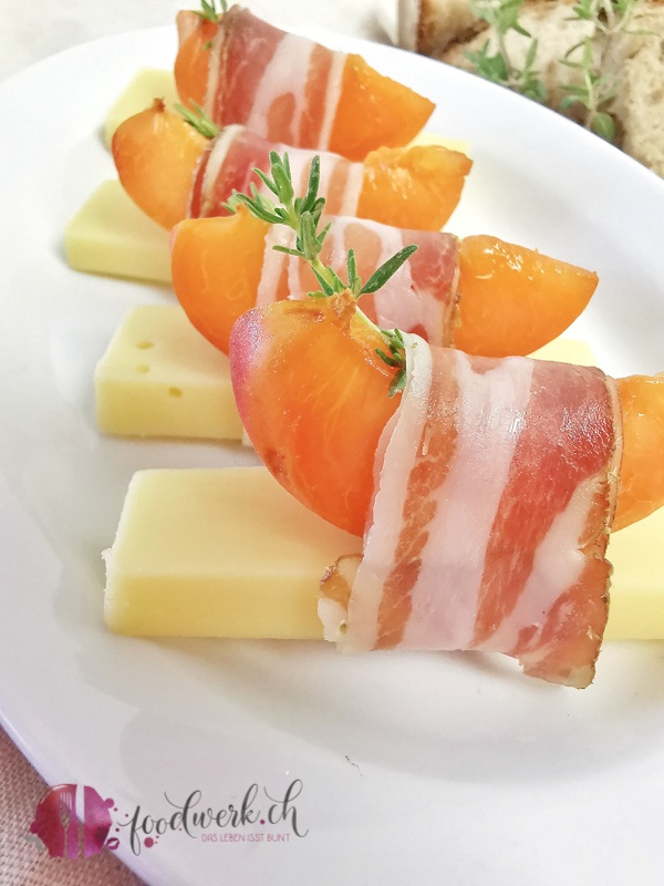 Bergkäsesnack mit Speck und Früchten