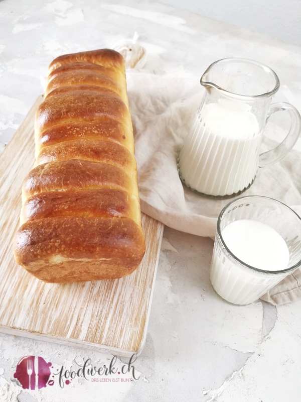 Brioche und ein Glas Milch