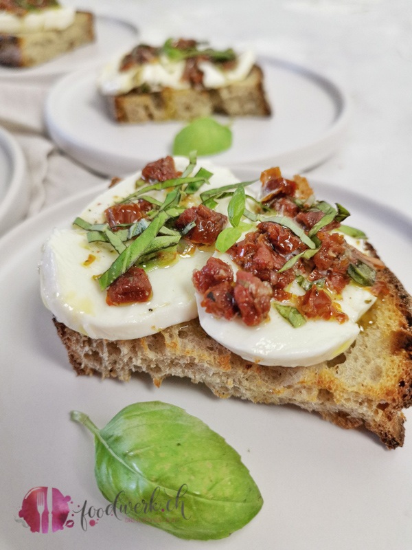 Bruschetta mit Bergmozzarella und getrockneten Tomaten