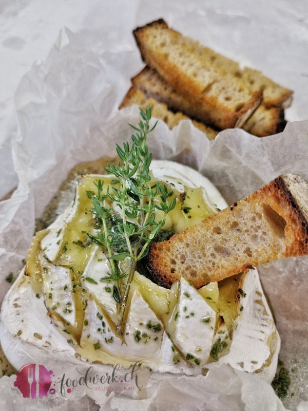 Weichkäse mit Brotstick aus dem Ofen