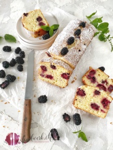 Joghurt-Cake mit Brombeeren mit Messer