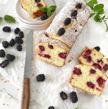 Joghurt-Cake mit Brombeeren mit Messer