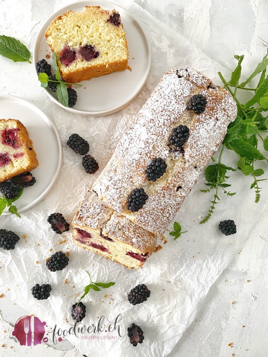 Herrlich leichter Joghurt-Cake mit Bombeeren